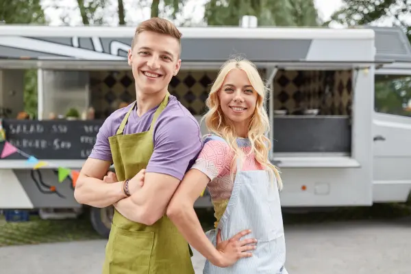 para stoi przed wynajetym food truckiem